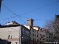 Arcidosso (GR) - Fotografia da corso Toscana verso il cuore del centro storico. Sullo sfondo svetta la torre del castello.