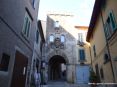 Arcidosso (GR) - Vista della Porta di Castello nelle antiche mura del paese costruite dal 1200 al 1300. La porta, una delle tre, è realizzata con arco a tutto sesto. Sopra c