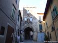 Arcidosso (GR) - Vista della Porta di Castello nelle antiche mura del paese costruite dal 1200 al 1300. La porta, una delle tre,  realizzata con arco a tutto sesto. Sopra c