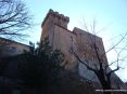 Arcidosso (GR) - Vista dal basso del Castello Aldobrandesco. Il castello  in posizione dominante rispetto al paese. La costruzione  originaria del XI secolo, ma successivamente ha subito modifiche e ampliamenti.