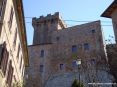 Arcidosso (GR) - Il castello in tutta la sua maestosa imponenza. Sullo sfondo si nota la robusta Torre Maestra con coronamento a sporgere, al centro la parte originaria del XI secolo, con sopra la merlatura guelfa della fine del XIII secolo. Sulla sinistra si nota la parte aggiunta con un ampliamento dell