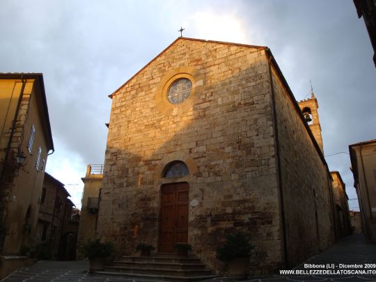 Bibbona (LI) - Il prospetto della Pieve di Sant'Ilario. La chiesa risale al 1100 ed è stata ampliata e modificata nel seguito. Sul lato sinistro è stata aggiunta una piccola navata. Il lato destro e la facciata principale conservano lo stile romanico orig