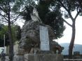 Caldana (GR) - Un monumento ricorda i caduti nella prima e nella seconda guerra mondiale. Una lapide con i nomi dedica il monumento: Caldana ai propri figli caduti