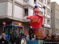 Carnevale Piombino 2009 - Il carro di Cicciolo, il Re Carnevale piombinese  quasi sempre rappresentato ubriaco! In questa edizione Cicciolo esce col busto da un pozzo.