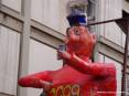 Carnevale Piombino 2009 - Primo piano di Cicciolo, il Re Carnevale piombinese con la sua maglia rossa, la faccia simpatica e l