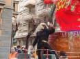 Carnevale Piombino 2009 - La vedova di Cicciolo. La moglie del Re Carnevale accompagna Cicciolo al rogo vestita a lutto. La vedova nella tradizione  da sempre un uomo mascherato in abiti succinti