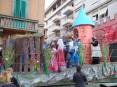 Carnevale Piombino 2009 - I bimbi mascherati come i personaggi della fiaba di Shrek lanciano coriandoli a ritmo di musica dal carro della Associazione Tolla