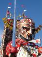 Carnevale di Viareggio (LU) 2008 - I colori vividi dei carri si stagliano nel cielo azzurro della Versilia (Guerriero - In nome di chi...)