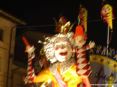 Carnevale di Viareggio 2008 - Lo spettacolo della sfilata prosegue fino al calar della notte. Particolare del Burlamacco nel carro di Gionata Francesconi - Autoritratto