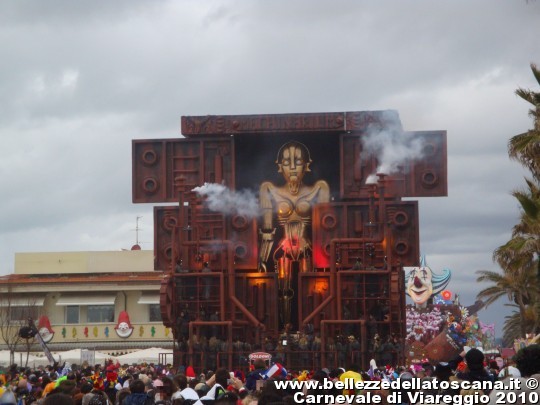 Carnevale di Viareggio 2010 - Tra il fumo un enorme portone si apre scoprendo un robot gigante che si muove a ritmo di musica techno. Questa è la prticolare coreografia del carro Machinarium di Franco Malfatti (8°in classifica prima categoria) - Fotografi
