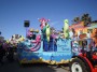 Carnevale di Viareggio 2010 - Il piccolo carro Misericordia Viareggio con la sua ambientazione sottomarina e in alto la maschera del Burlamacco a cavallo di un delfino - Fotografia febbraio 2010