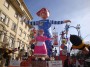 Carnevale di Viareggio 2010 - Il grande bebe del carro di seconda categoria Attenti al Papi - PUPO di Enrico Vannucci, piazzato al sesto posto in classifica - Fotografia febbraio 2010