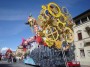 Carnevale di Viareggio 2010 - Gli ingranaggi sul retro del carro Economica Follia di Jacopo Allegrucci, piazzato al quarto posto in classifica carri di seconda categoria - Fotografia febbraio 2010