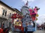 Carnevale di Viareggio 2010 - La grande caricatura della statua della libert sormontata da un super presidente americano volante su Economica Follia di Jacopo Allegrucci, carro di seconda categoria che ha ottenuto la quarta posizione in classifica - Fotografia febbraio 2010