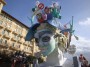 Carnevale di Viareggio 2010 - Uno splendido volto di donna fa bella mostra sul carro di seconda categoria Scaccia pensieri di Eleonora Francioni. Il carro ha ottenuto la quarta posizione in classifica - Fotografia febbraio 2010