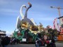 Carnevale di Viareggio 2010 - I due grandi cigni alti fino a 27 metri e i fiori con i neonati del carro  vincitore nella classifica di prima categoria Una sola madre: la terra di Roberto Vannucci - Fotografia febbraio 2010