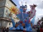 Carnevale di Viareggio 2010 - Il carro Viareggio nel cuore di Fabrizio Galli rappresenta il gelo contrastato dalla voglia di vivere e dalla richiesta di giustizia e verit riguardo alla strage nella stazione di Viareggio avvenuta nel giugno 2009, quando un vagone merci pieno di gas deragli ed esplose - Fotografia febbraio 2010