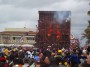 Carnevale di Viareggio 2010 - Quinto corso mascherato per il carro Machinarium di Franco Malfatti. Un enorme portone meccanico si apre e si chiude custodendo un enorme robot. Il carro ha raggiunto l