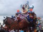 Carnevale di Viareggio 2010 - Il carro di prima categoria Metti in moto lallegria di Carlo Lombardi con a bordo i colorati ragazzi della coreografia - Fotografia febbraio 2010
