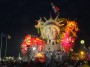 Carnevale di Viareggio 2010 - Sul carro Economica Follia di Jacopo Allegrucci
 grandi dragoni cinesi contornano una grande testa della statua della libert - Fotografia febbraio 2010