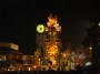 Carnevale di Viareggio 2010 - Lo splendido carro Far finta di essere sanidi Fratelli Cinquini Umberto & Stefano Cinquini si ferma allo scendere delle tenebre sul lungomare all