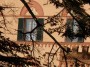 Casalappi, Campiglia Marittima (LI) - Particolare delle finestre, dei merli e delle decorazioni del prospetto principale della villa del diciottesimo secolo nella fattoria di Casalappi - Fotografia 17 febbraio 2013