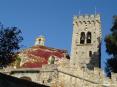 Castagneto Carducci (LI) - Sulla sommit del paese svetta una antica chiesa col suo massiccio campanile