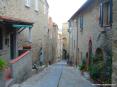 Castiglione della Pescaia (GR) - Alcuni vicoli sono davvero ripidi, ma la passeggiata  ripagata dallo spettacolo del centro storico