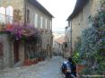 Castiglione della Pescaia (GR) - Dalla piazza si dirama un dedalo di vicoli in discesa