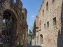 Certaldo (FI) - Vista da via della Rena verso Porta Alberti con antichi palazzi ornati da splendide merlature - Fotografia Toscana aprile 2015