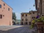 Certaldo (FI) - Piazza Santissima Annunziata con sfondo della campagna toscana - Fotografia Toscana aprile 2015