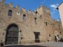 Certaldo (FI) - Torre, merlatura e possente portone a protezione della Loggia del Mercato - Fotografia Toscana aprile 2015