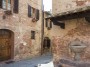 Certaldo (FI) - Antica fontanella in piazza Santissima Annunziata angolo via Fondaccio - Fotografia Toscana aprile 2015