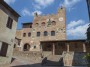 Certaldo (FI) - Palazzo Pretorio decorato sulla facciata da stemmi storici - Fotografia Toscana aprile 2015