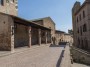Certaldo (FI) - Antico portico in piazza Vicario ai piedi del Palazzo Pretorio - Fotografia Toscana aprile 2015