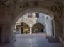 Certaldo (FI) - Cortile interno con pozzo del Palazzo Pretorio decorato con stemmi e affreschi - Fotografia Toscana aprile 2015