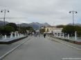 Forte dei Marmi (LU) - la fotografiea  stata scattata con le spalle al pontile e con lo sguardo verso via Spinetti. Ai lati si vedono le fontane coi loro zampilli.