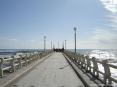 Forte dei Marmi (LU) - Foto del famoso pontile del Forte in una chiara ventosa giornata di primavera. Il pontile rappresenta una tappa obbligata durante una passeggiata.