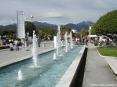 Forte dei Marmi (LU) - Procedendo dal pontile verso via Spinetti dopo la piazzetta con le sculture si passa fra due curate fontane a zampillo.