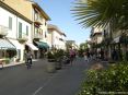 Forte dei Marmi (LU) - Una foto scattata in via Mazzini, nel centro della citt fra negozi di alta moda, firme e gioiellerie importanti.