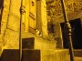 Gatti toscani - Gatto sulla porta di una casa nel centro storico di Castel del Piano in una notte d