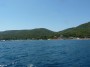 Gita in barca a Baratti, Piombino (LI) - Vista di Porto Baratti e dei suoi ormeggi. Sulla destra si vede il caratteristico casone rosso adiacente al ristorante Canessa, al centro, fra il verde, le case intorno al ristorante La Pergola - Fotografia 8 luglio 2012, Toscana
