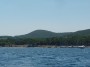 Gita in barca a Baratti, Piombino (LI) - Parte degli ormeggi del Porto di Baratti. Al centro si nota la chiesa di San Cerbone lambita dalle acque del mare del golfo. La zona  conosciuta come spiaggia della chiesina - Fotografia 8 luglio 2012, Toscana