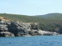 Gita in barca a Baratti, Piombino (LI) - Gli scogli sul mare che celano la vista della spiaggia di Buca delle Fate. La leggenda vuole che nei buchi presenti in questi scogli dimorino delle fate - Fotografia 8 luglio 2012, Toscana
