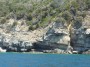 Gita in barca a Baratti, Piombino (LI) - La scogliera rocciosa subito a nord di Buca delle Fate offre scogli piatti ideali per prendere il sole o per entrare in mare - Fotografia 8 luglio 2012, Toscana
