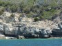 Gita in barca a Baratti, Piombino (LI) - Splendidi contrasti cromatici nella zona di adiacente a Buca delle Fate fra il turchese del mare cristallino, il verde della macchia mediterranea ed il chiarore degli scogli rocciosi - Fotografia 8 luglio 2012, Toscana