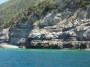 Gita in barca a Baratti, Piombino (LI) - Un mare cristallino lambisce gli scogli in una alternanaza di variazioni di colore dal blu intenso al verde smeraldo fra Buca delle Fate e Baratti - Fotografia 8 luglio 2012, Toscana
