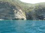 Gita in barca a Baratti, Piombino (LI) - Cala Buia deve il suo nome alla caratteristica di essere riparata dal sole durante le ore mattutine a causa della alta costa rocciosa che la sovrasta. Il gioco fra luce ed ombra regala slendidi scordi sul mare cristallino - Fotografia 8 luglio 2012, Toscana