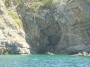 Gita in barca a Baratti, Piombino (LI) - A Cala Buia la costa rocciosa  scavata in una accenno di grotta sovrastato da particolari stalattiti - Fotografia 8 luglio 2012, Toscana