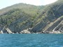 Gita in barca a Baratti, Piombino (LI) - La costa del Promontorio di Populonia fa mostra di rocce stratificate e di pieghe della crosta terrestre - Fotografia 8 luglio 2012, Toscana